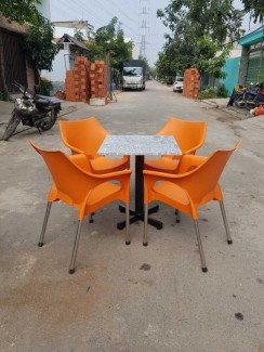 Bộ bàn ghế nhựa đúc màu cam,giao hàng toàn quốc