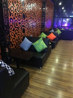Bộ ghế sofa màu đen có gối tựa lưng dành cho máy lạnh