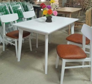 Bán bàn gỗ màu trắng có ghế bọc nệm cho quán ăn