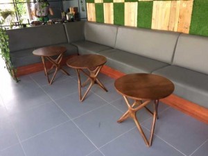 Các mẫu bàn gỗ tròn có chân gỗ bắt chéo
