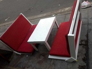 Bàn ghế sofa nhựa màu đỏ