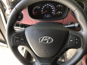 Bán Hyundai Grand i10 sedan 1.2AT màu trắng số tự động sản xuất 2018 bản gia đình lăn bánh 11000km