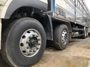 cỡ lốp to cùng bánh đôi cho khả năng tải hàng tốt.