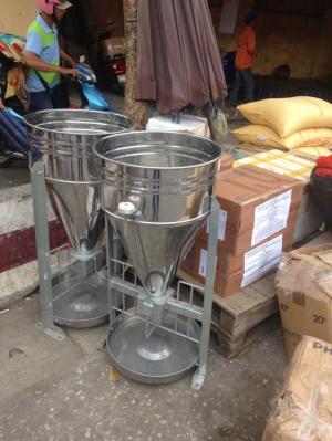 Cơ sở sản xuất máng lắc cám viên cho lợn ăn tự động bằng INOX chất lượng cao giá rẻ nhất tại Hà Nam