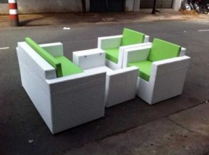 Bàn sofa nhựa giả mây màu trắng và xanh lá cây