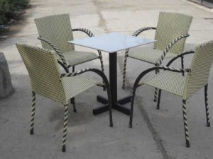 Bộ bàn mặt đá và ghế nhựa mây