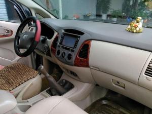 Bán em Toyota Innova 2006 số sàn màu bạc zin king kít.