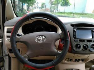 Bán em Toyota Innova 2006 số sàn màu bạc zin king kít.