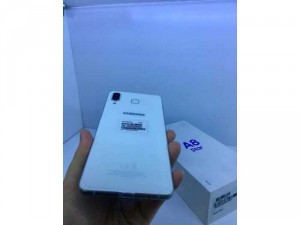 Cần bán samsung a8 star màu trắng máy mới