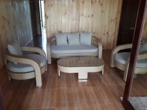 Bộ bàn ghế gỗ có bọc nệm màu xanh