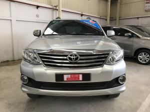 Bán xe Fortuner V sản xuất 2012 màu bạc, chạy 80.000 km