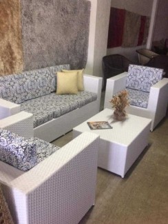 Bộ bàn ghế sofa màu trắng có bọc nệm in hình hoa văn