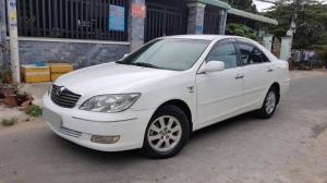 Cần bán gấp Toyota Camry 2002 số sàn. Xe màu trắng ngọc trinh