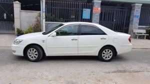 Cần bán gấp Toyota Camry 2002 số sàn. Xe màu trắng ngọc trinh