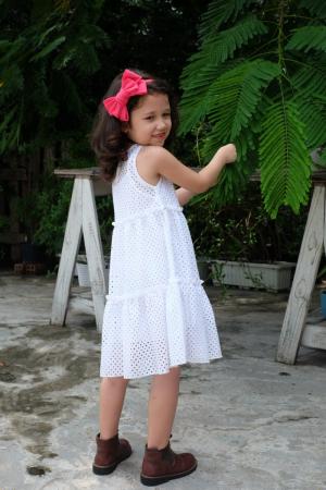 Đầm suông ren lỗ màu trắng cho bé gái HIKARI-1