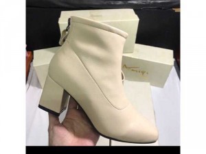 Bốt da đen và trắng êm chân