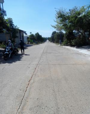 Bán rẻ lô đất 300m2 giá 690tr/ sổ, đất thổ cư, sổ hồng, MT 8m.