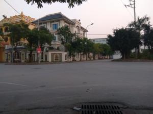 Bán nhà mặt phố kinh doanh Lan Viên, Gia Lâm 4 tầng view hồ