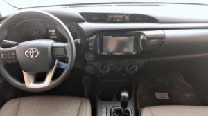 Toyota bán tải Hilux 2.4 AT (4x2) màu cam 2019