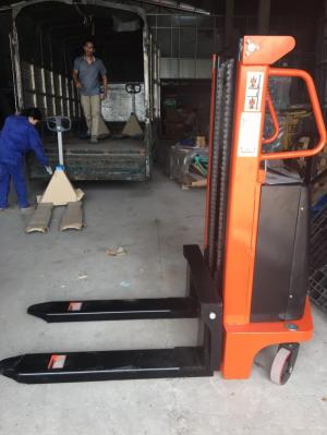 Xe nâng bán tự động