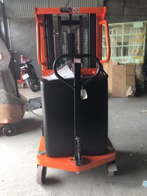 Xe nâng bán tự động