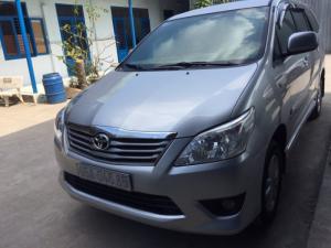 Bán Toyota INNOVA 2.0E màu bạc số sàn sản xuất 2013 biển tỉnh lăn bánh 72000km