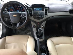 Bán Chevrolet Cruze LT 1.6MT màu trắng số sàn sản xuất 2016 biển Sài Gòn đi 32000km