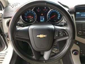 Bán Chevrolet Cruze LT 1.6MT màu trắng số sàn sản xuất 2016 biển Sài Gòn đi 32000km