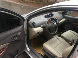 Nhà tôi bán xe TOYOTA VIOS 1.5E sx cuối 2011, màu bạc, một chủ sử dụng