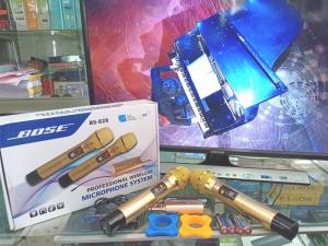 Bộ 2 micro không dây Bose BS-828 sản phẩm mới tháng 12/ 2018, thân micro được làm bằng kim loại nhôm cứng cáp màu vàng ánh kim sang trọng
