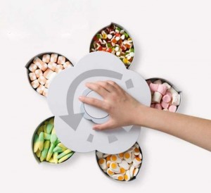 Hộp Mứt Xoay Hình Cánh Hoa là sản phẩm không thể thiếu trong những ngày đầu xuân, nó không chỉ là khay đựng thông thường mà nó còn là một món quà, đồ trang trí tuyệt đẹp.