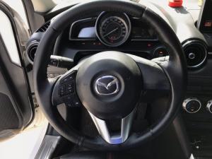 Bán Mazda 2 sedan màu trắng số tự động sản xuất 2016 biển Sài Gòn đi 59000km