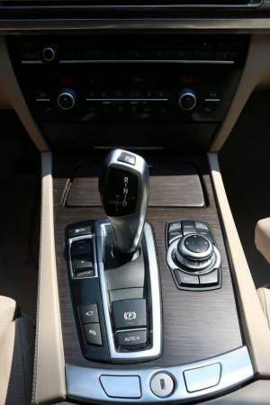 Cần bán xe BMW 750Li 2011 màu vàng kim