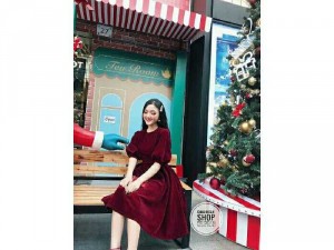Đầm nhung tay phồng