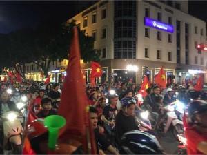 Cho thuê máy chiếu xem bóng đá