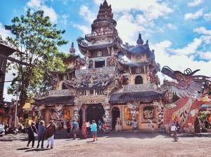 Chánh điện Phật Chùa Linh Phước