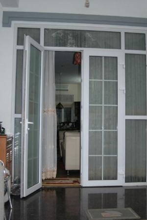 Địa chỉ làm các loại cửa cầu thang giá cạnh tranh