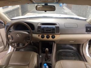 Lên đời cần bán lại xe Camry 2003, số sàn, màu trắng tinh