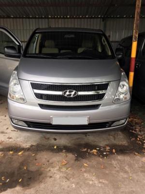Bán xe Hyundai Starex 2015 máy dầu số sàn 9 chỗ màu bạc cực mới