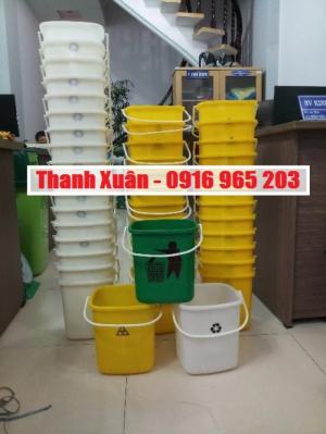 thùng rác nắp bập bênh 5 lít xe tiêm màu xanh, vàng, trắng
