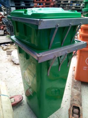 THÙNG RÁC 240l có niềng gia cố chắc chắn chống hư thùng khi cho lên xe rác