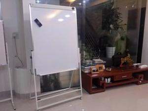 - Kích thước bảng: 90 x 120 (cm)
- Cạnh trên của bảng có thể điều chỉnh độ cao từ 120 đến 210cm.
- Bề mặt thép nhập khẩu Hàn quốc sử dụng với bút dạ và các loại nam châm.
- Bề mặt sáng mịn, viết trơn và dễ xóa sạch sau khi sử dụng
- Viền quanh thân bảng là khung nhôm kiểu phẳng, giúp cho bảng dễ dàng kéo trượt lên xuống.
- Thân bảng trượt trong khung sắt sơn tĩnh điện.
- Khay đựng bút: bằng nhôm, có bịt nhựa ở 2 đầu
- Chốt xoay: dùng để khóa cố định vị trí cao thấp của bảng
- 2 kẹp giấy: inox, giữ tối đa 20 tờ giấy
- Bánh xe : 2 bánh có chốt khóa, 2 bánh không có chốt
- Bản lề xếp : Được bắt cố định vào chân bảng
- Trọng lượng : 12 kg
- Màu sắc : trắng