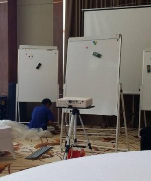 Ưu điểm của bảng Flipchart Up Side Down
- Bảng Flipchart Up Side Down - Dễ dàng thay đổi chiều cao
- Với tính năng này,Bảng Flipchart up side down mang lại tính ứng dụng cao ngay cả ở gia đình hay trong văn phòng. Mọi người đều có thể điều chỉnh chiều cao phù hợp với mình. Với các em nhỏ ở nhà có thể hạ thấp để kẹp giấy vẽ, các bậc phụ huynh có thể nâng cao để giảng bài cho con.
- Di chuyển dễ dàng: Với việc thiết kế 2 bánh xe phía trước giúp bảng có thể dễ dàng được đẩy qua lại giữa các phòng mà không cần mang vác nặng nhọc. Hai chân sau không thiết kế bánh xe để khi dựng bảng được chắc chắn và không bị rung trượt.Với bảng Flipchart bạn có thể di chuyển bằng cách gấp bảng lại bằng chốt gấp gọn bảng và đẩy bảng di chuyển bằng bánh xe hết sức dễ dàng
- Dễ dàng gấp gọn bảng với chốt gập: Với chốt gập bảng bạn sẽ dễ dàng gập gọn khi cần di chuyển bảng hoặc cất gọn bảng khi không sử dụng giúp tiết kiệm diện tích.
- Khay để bút suốt chiều dài bảng: Khay bút chạy suốt chiều dài bảng dài 60cm với hai đầu bịt nhựa tránh sắc nhọn và tạo thẩm mỹ. Giúp để bút, khăn lau tiện dụng hơn