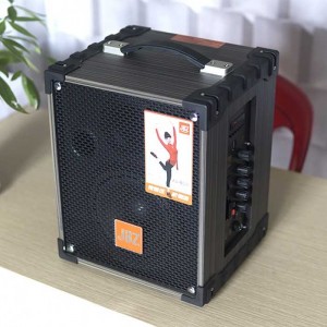 Loa karaoke mini JBZ NE-106, có thiết kế nhỏ gọn và vuông vức, thân loa được làm bằng gỗ cao cấp, kế đó là màng lưới kim loại chắc chắn giúp ngăn cản được dị vật không làm ảnh hưởng đến hệ thống âm thanh của loa.