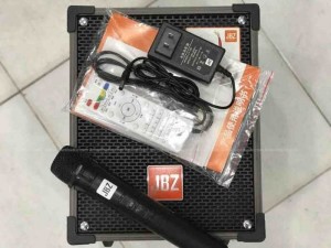 Đi kèm với loa JBZ NE-106 là micro không dây hút âm khá tốt giúp hát karaoke hay. Sản phẩm thích hợp sử dụng ở các buổi tiệc nhỏ, tạo thêm không khí vui vẻ khi trải nghiệm sản phẩm bên gia đình.