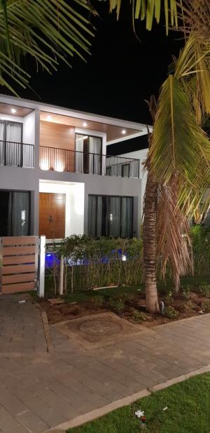 Biệt thự 2 lầu, 3 phòng ngủ, hồ bơi, sân vườn, cạnh biển 100m, 1 căn duy nhất