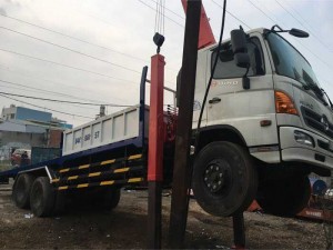 Xe hino 15 tấn nâng đầu chở máy công trình và cẩu hàng