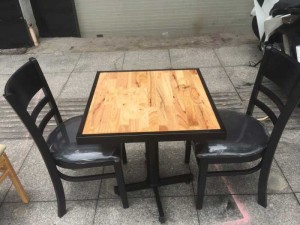Bộ bàn gỗ và ghế bọc nệm sang trọng