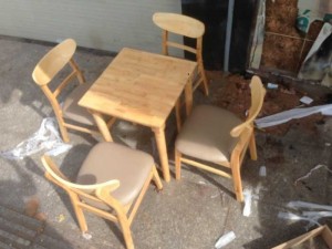 Cần bán bàn gỗ và ghế bọc nệm chất lượng