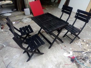 Bàn ghế gỗ xếp màu đen kinh doanh quán ăn